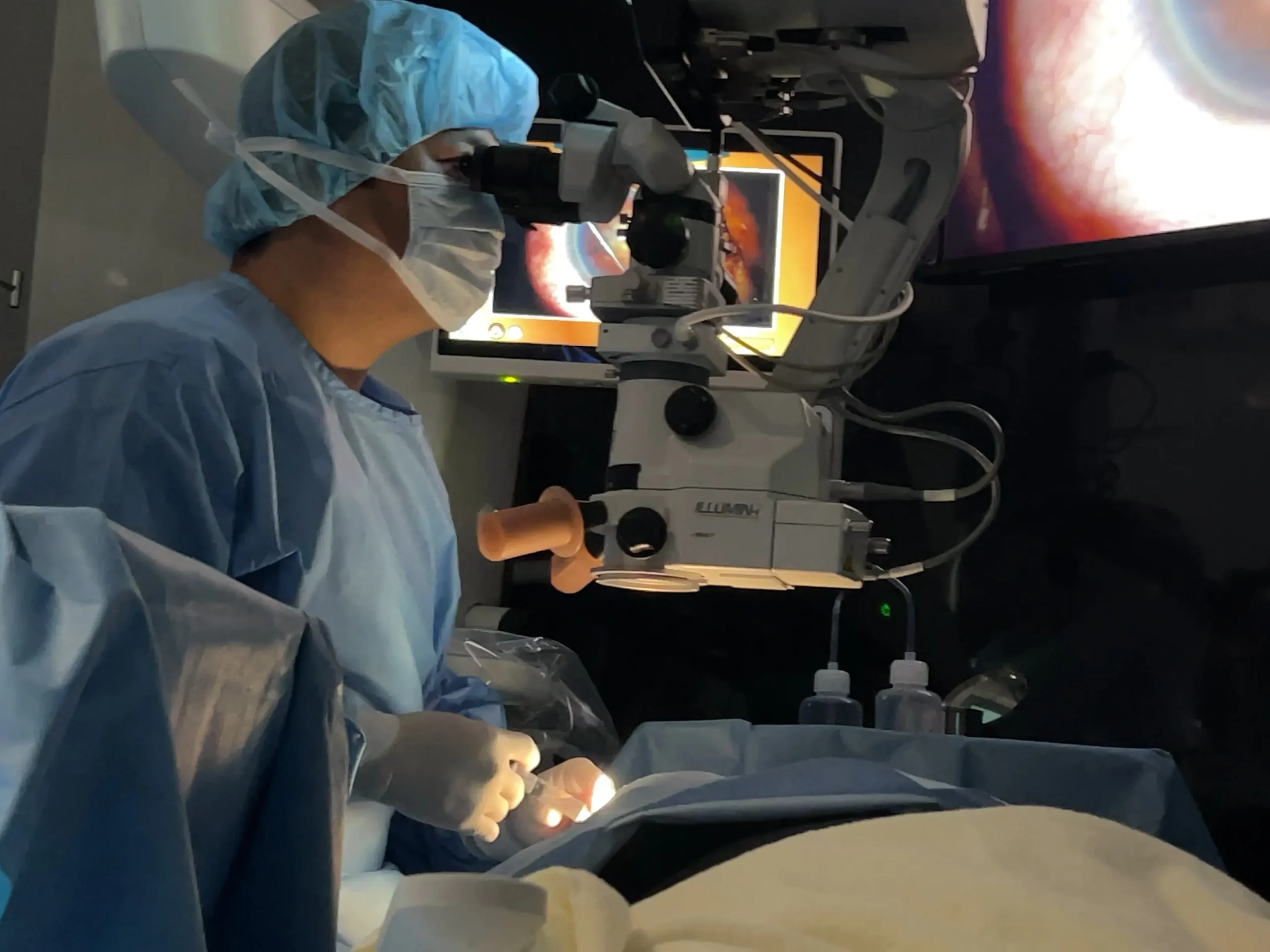 姉ヶ崎駅前眼科の白内障手術室と最新の手術顕微鏡（ILLUMIN-i）