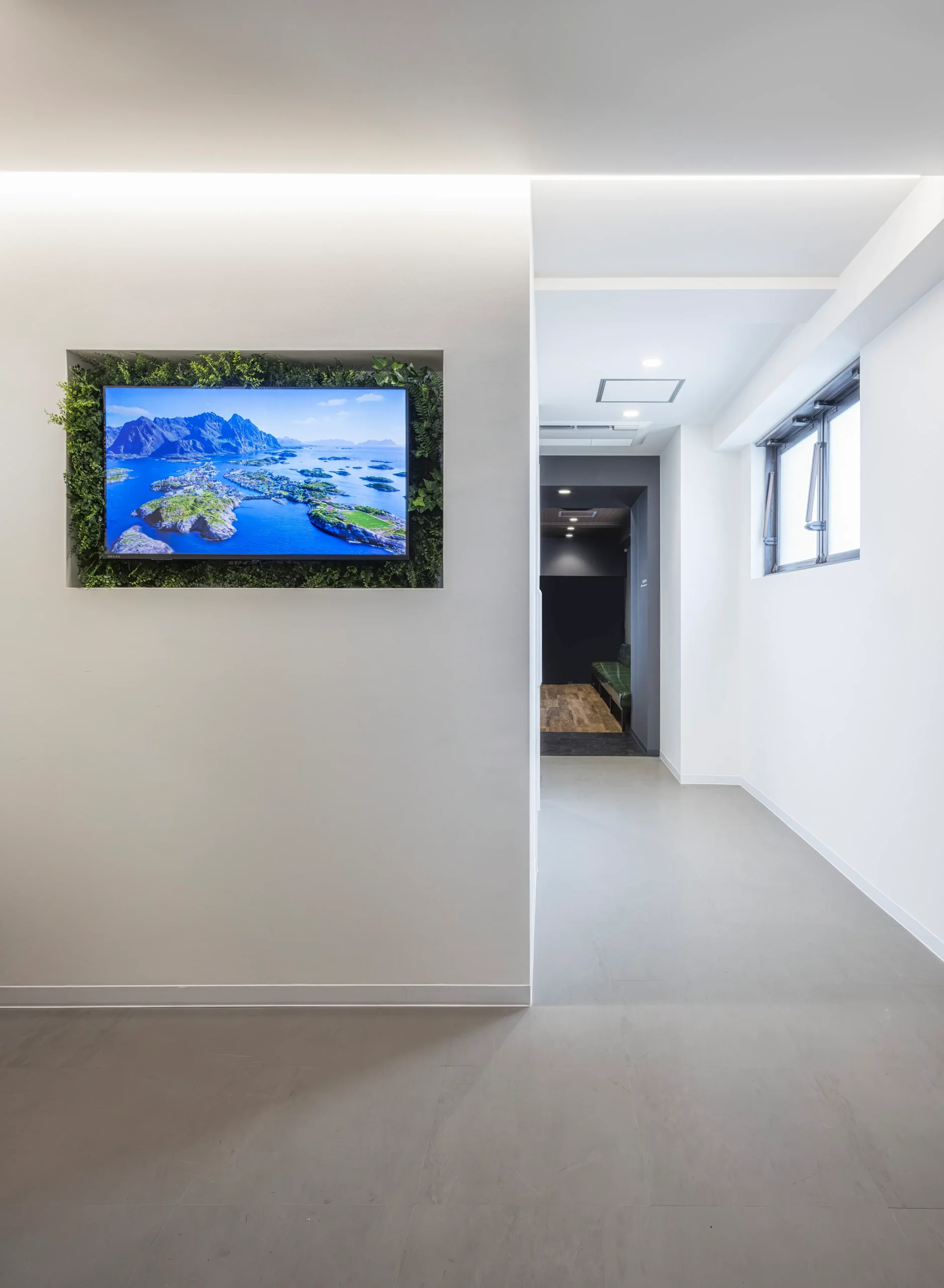 院内廊下・グリーンウォールモニター